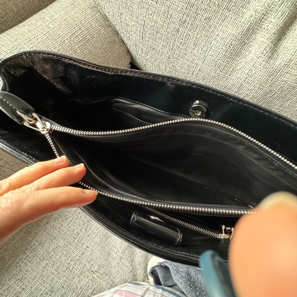 Elie Tahari black patent leather handbag with tortoise shell pocket opening. - Picture 7 of 11